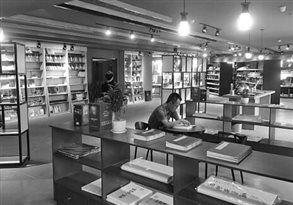 读者正在书店内安静地阅读。河南省新华书店发行集团 供图